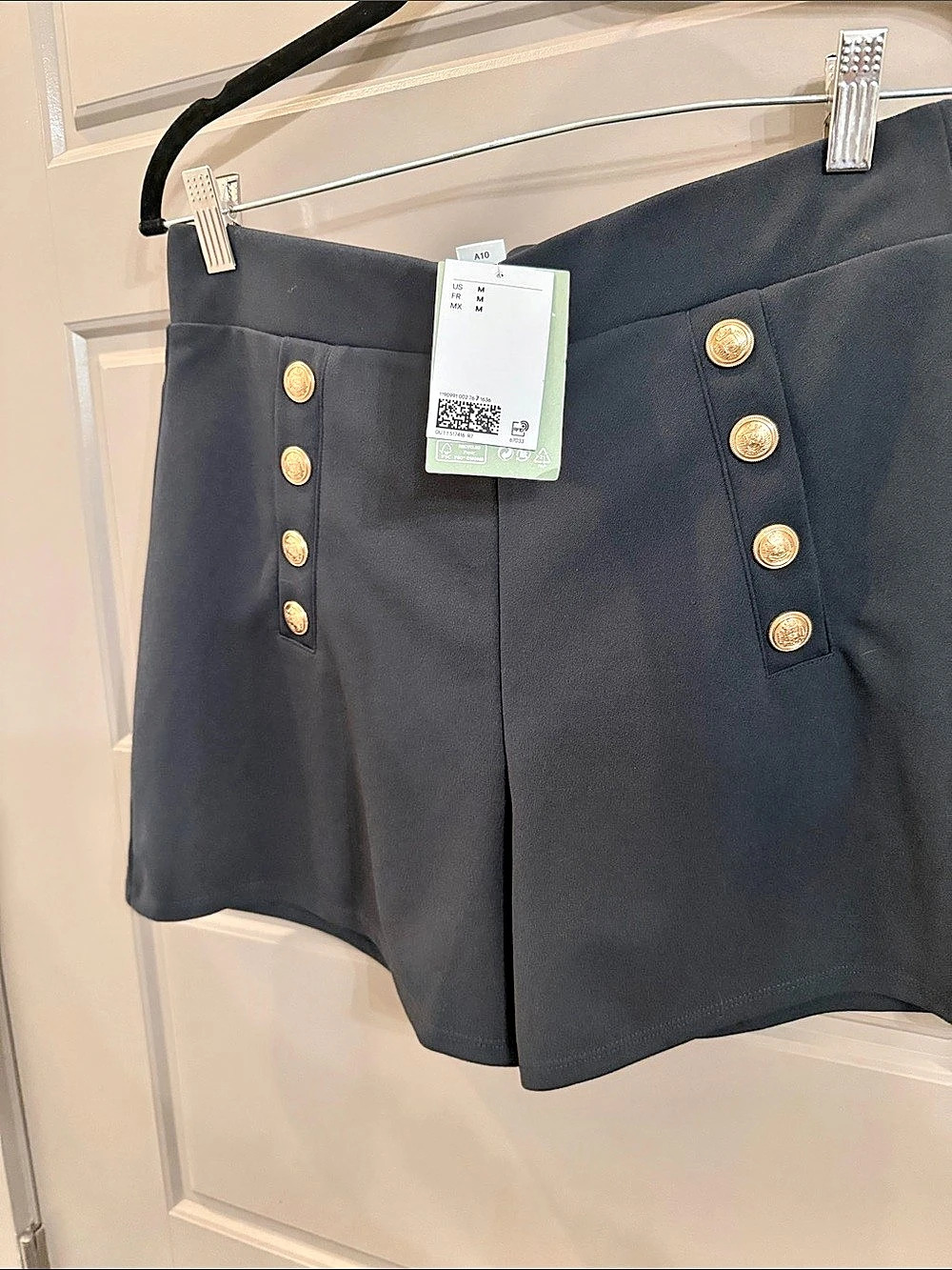 H&Medium High-Waist Shorts with Gold Buttons in Black Size Medium